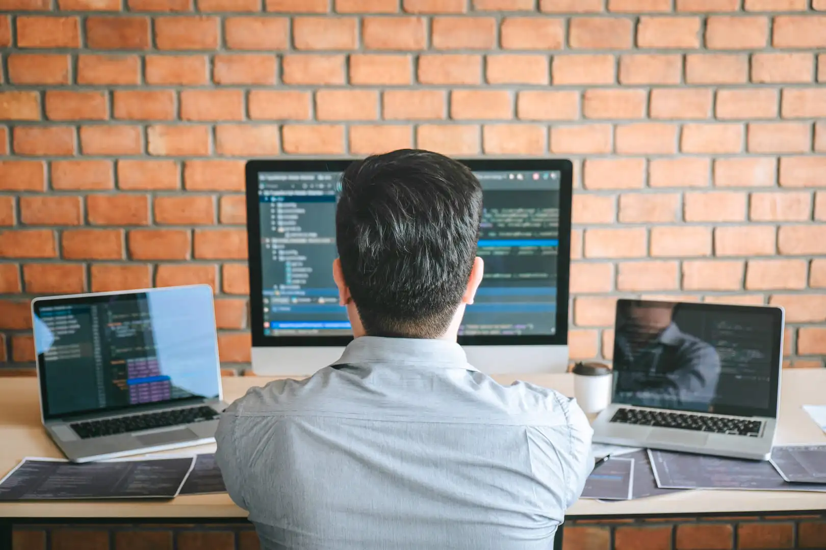 Développeur travaillant sur plusieurs écrans avec du code PHP et Symfony, symbolisant la formation backend