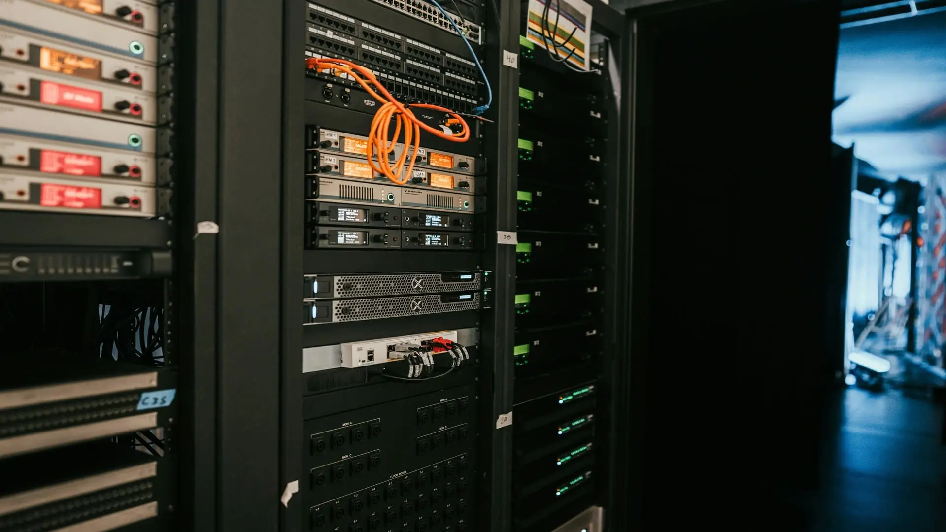 Serveur physique représentant l'hébergement VPS Debian auto-géré avec Docker et nginx
